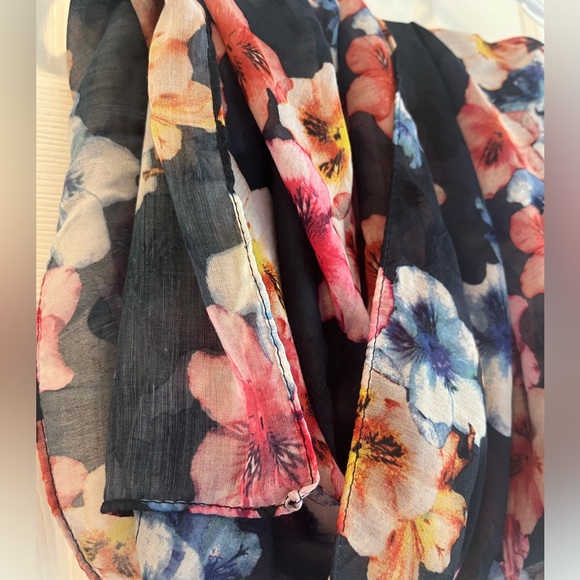 H&M | Floral Scarf - Picture 4 of 4